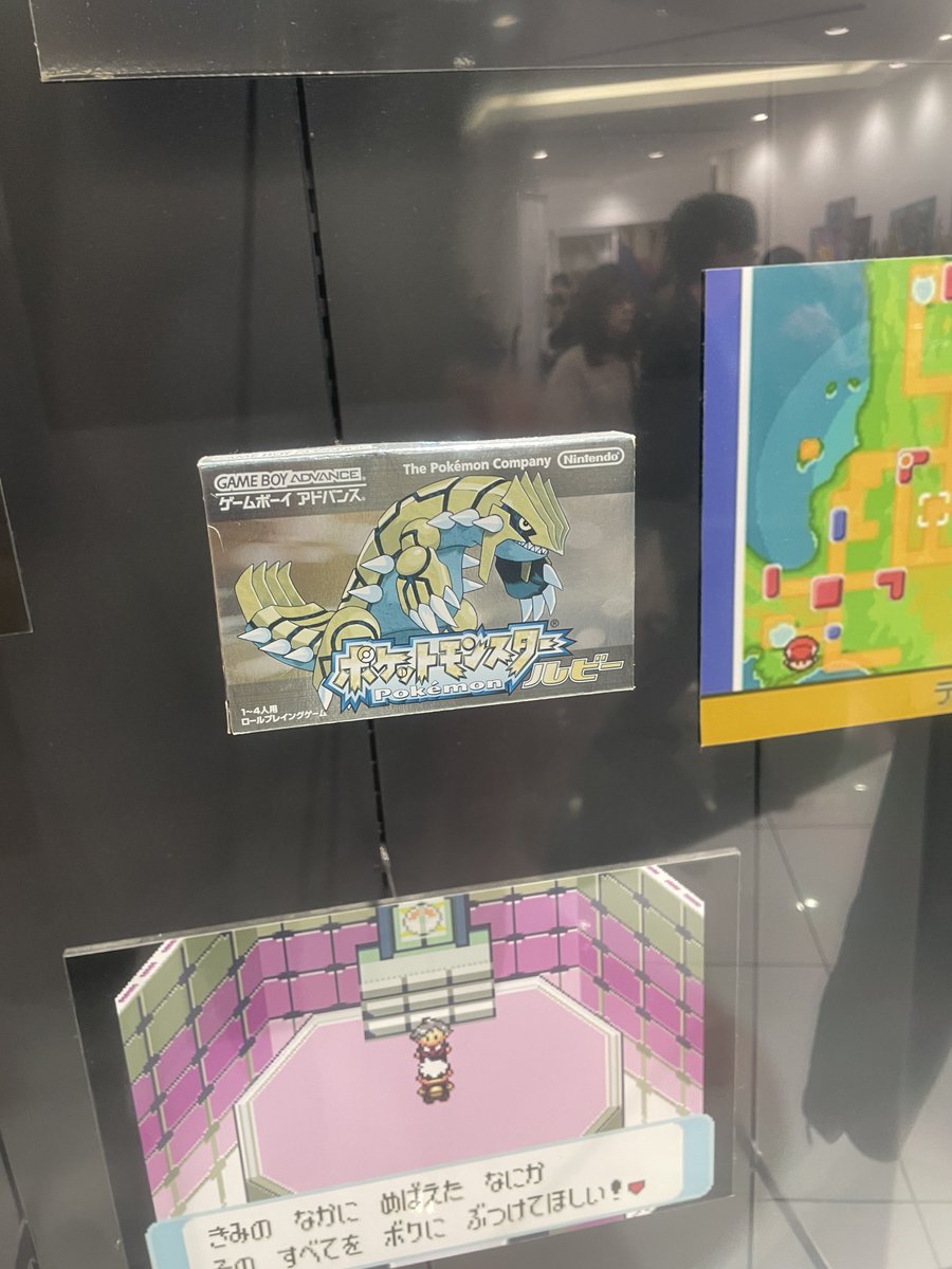 naoppipoke's tweet image. ポケモンセンタートウキョーDXの展示もう8年くらい飾ってるせいでグラードンが色違いになってる