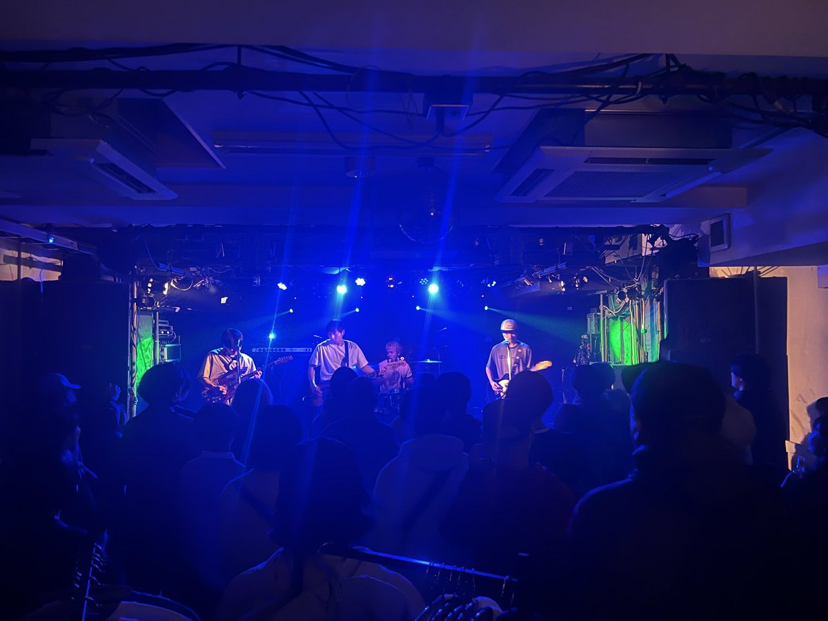 kmhoppy's tweet photo. 昨日はANORAK、SLEEPLESS、SEMENTOSと全バンド良かったんですがSEMENTOSのドラムの方がもう最高にタイプ過ぎて…グフフみたいな顔で見てた。
あと某バンドの方が話しかけてくれて、自分と小学校が同じだったことにタマゲタ。 https://t.co/SWHmJfAgF9