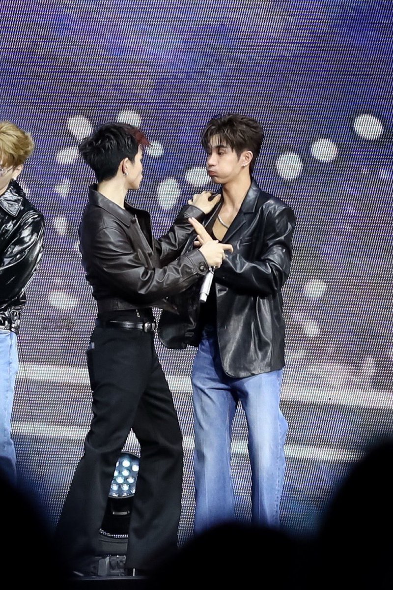 วอนพี่ๆสตลขอแบบนี้ให้น้องโฟ้ดบ่อยๆนะคะหุ่นชีโซ๊ะขนาดนี้กราบ🙇🏻‍♀️🙇🏻‍♀️🙇🏻‍♀️🙇🏻‍♀️

((เสื้อหลวมๆหลายๆชั้นพอก่อนเนอะ))