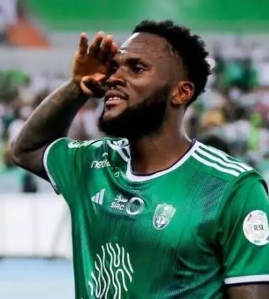 من الذي أوقف تحية 🫡 فرانك كيسية… ومن الذي حرمنا منها؟

لتتحول الى ذراعين مكتوفة 

تلك التحية لم تكن مجرد حركة… كانت رسالة فرح متبادل بين قائد وجمهوره. كان يؤديها وهو سعيد، فيرد له المدرج سعادةً مضاعفة، وكأنها وعد صامت بالولاء والاستمرار.

لكن الجميع يعلم حجم الهجوم الممنهج