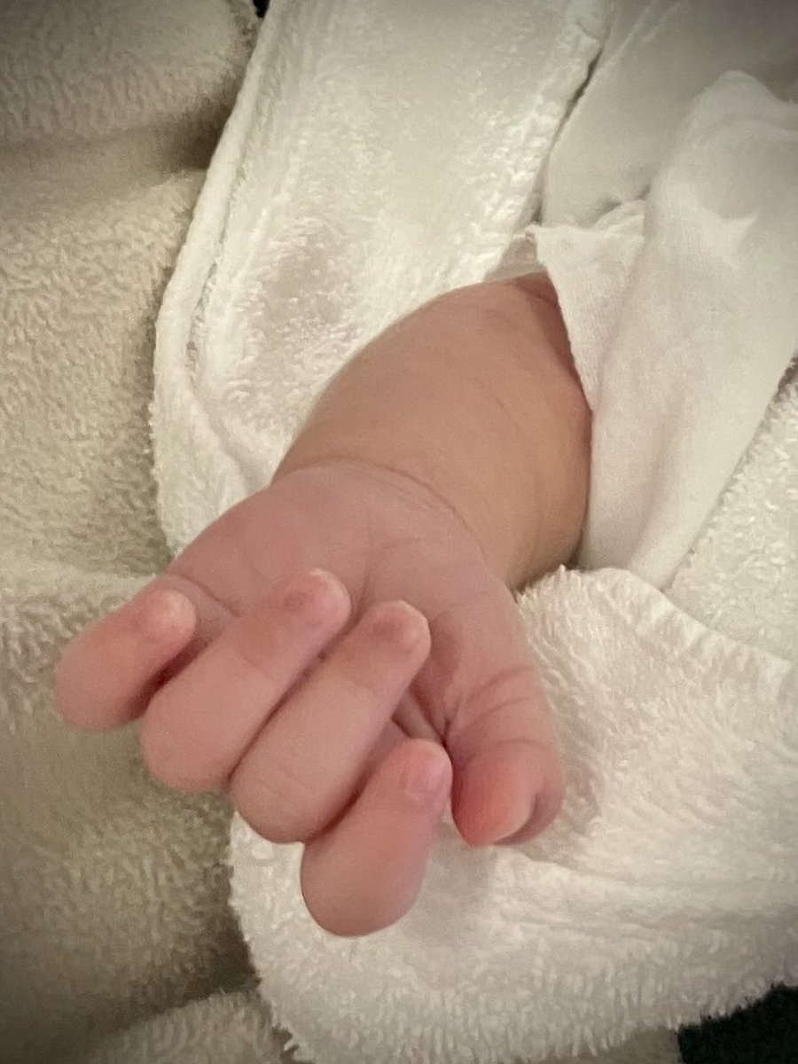 息子のお嫁さんの急な高熱で生後３週間程の孫が昨日から我が家に緊急避難に来ました。
近くに住んでいるのでいつかはこんな事もあるかとは思っていましたがこんなにすぐに訪れるとは…💦
幸いお嫁さんの体調が戻って来たので先程帰って行きました。
今はとにかく眠いです🥱
しかし…可愛かったなー💕