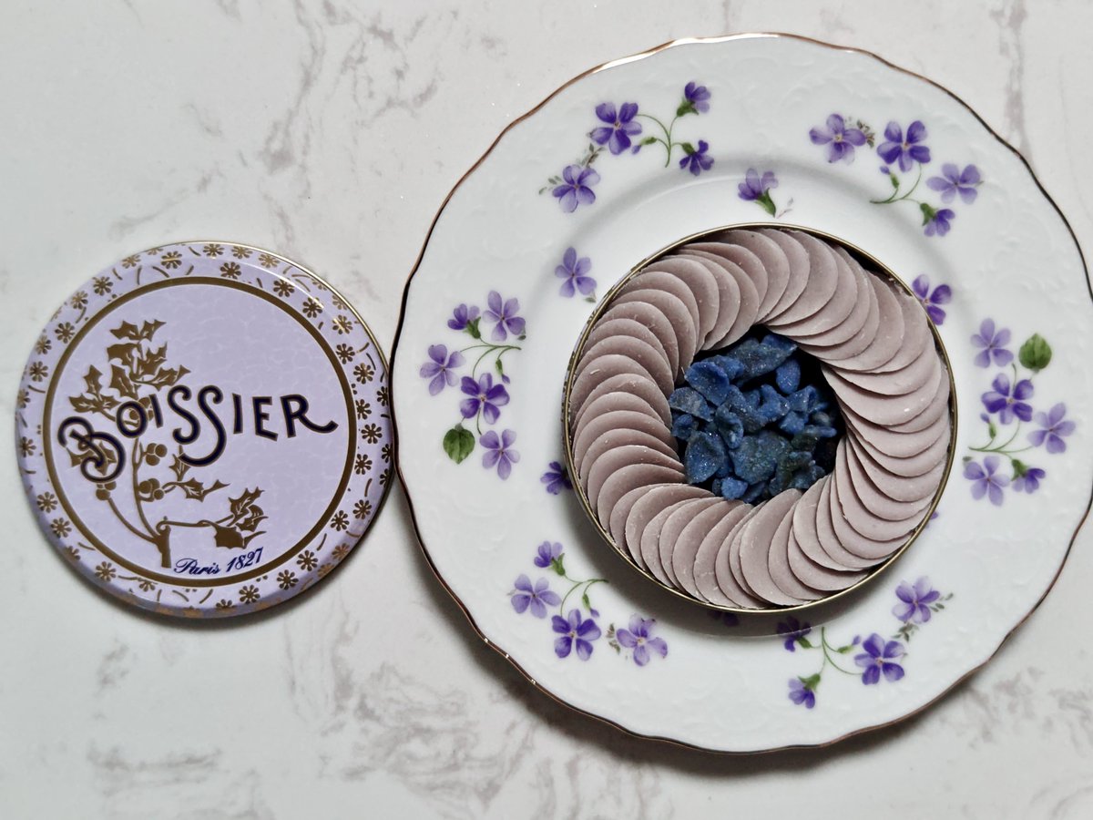 "スミレの砂糖漬け"と"スミレの花びらチョコレート"が詰まった夢のようなお菓子を手に入れました…