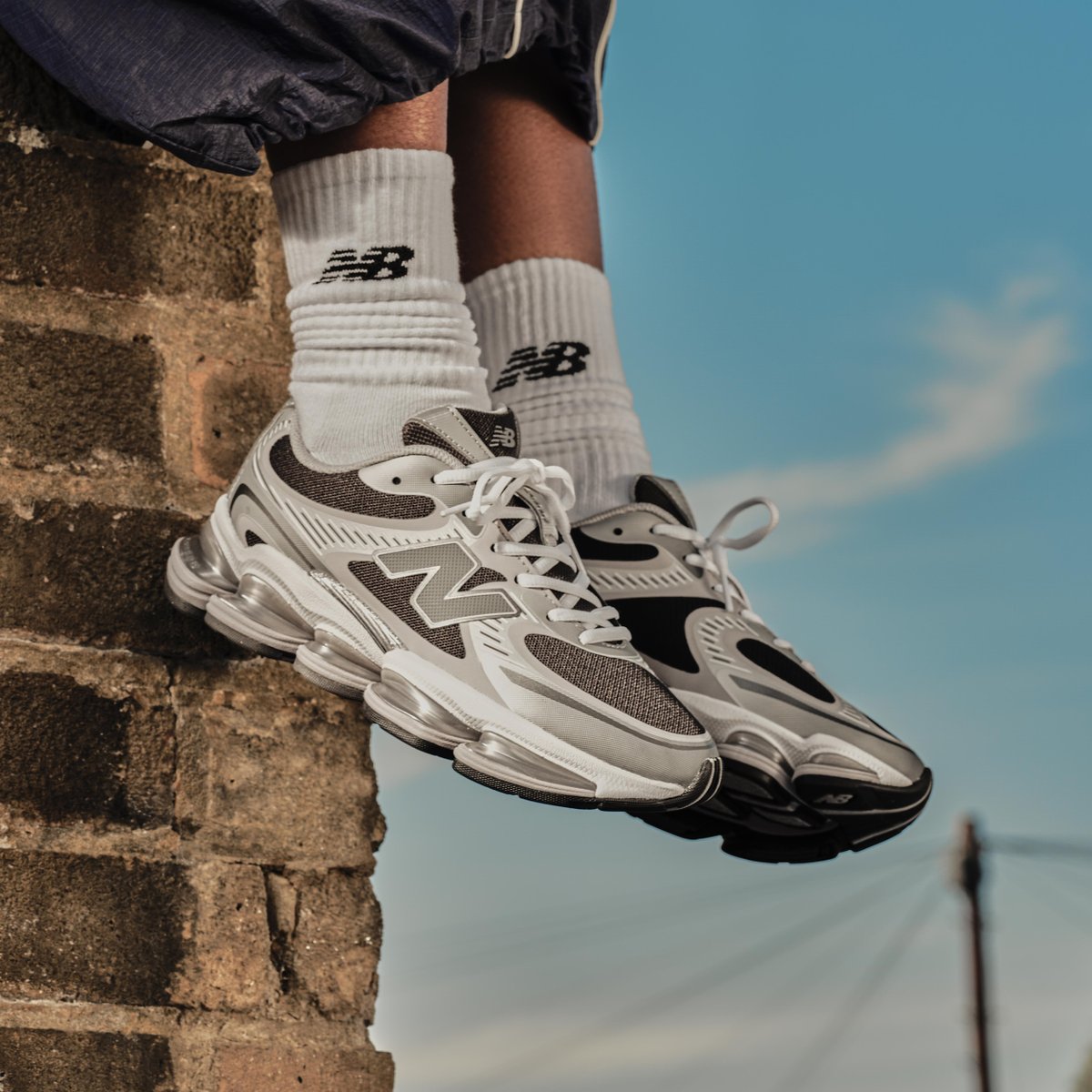newbalance_jp's tweet photo. #ニューバランス 2000年代のランニングスタイルにインスパイアされた新たな革新的モデルとして昨年登場した 「ABZORB 2000」新色が2月より登場!
シニアプロダクトデザイナーのショーロット・リーが語るデザイン舞台裏のムービーを公開中。
#ABZORB2000 #NewBalance
