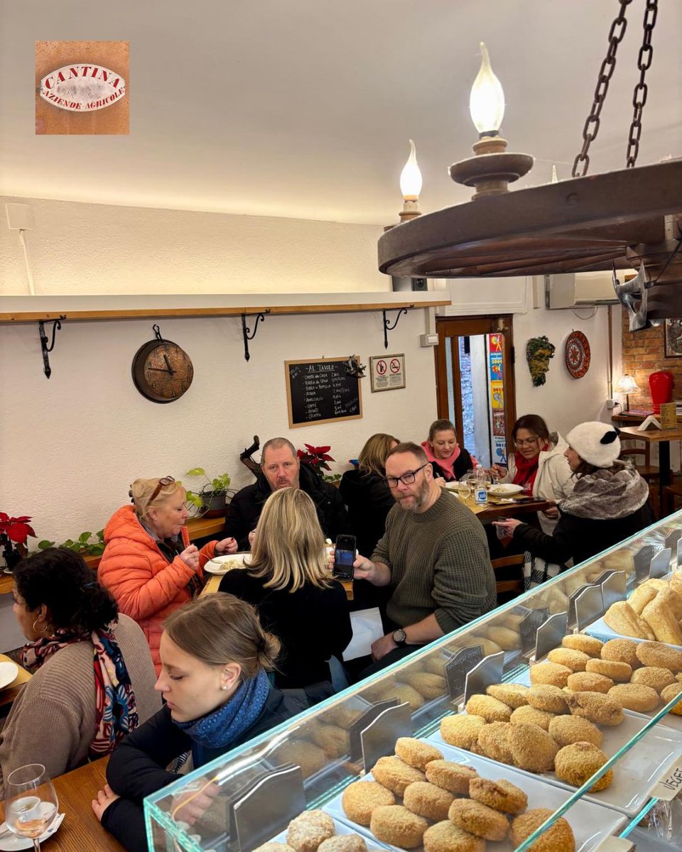 AziendeCantina's tweet photo. Those who don’t eat in company…
are just waiting for the next free seat 😄
Here tables are shared, glasses too, stories always.

#CantinaAziendeAgricole #Venezia #Bacaro #VeniceLife #Cicchetti #Ombra #WineTime #MangiareAVenezia #LocalExperience #TasteOfVenice #VeniceFood https://t.co/ApuklFYwo0