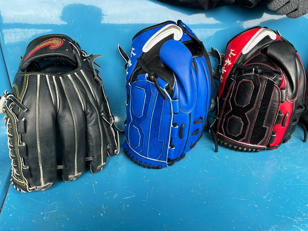 山本由伸投手の自主トレに先月お邪魔した際、彼の新旧グローブを見せて