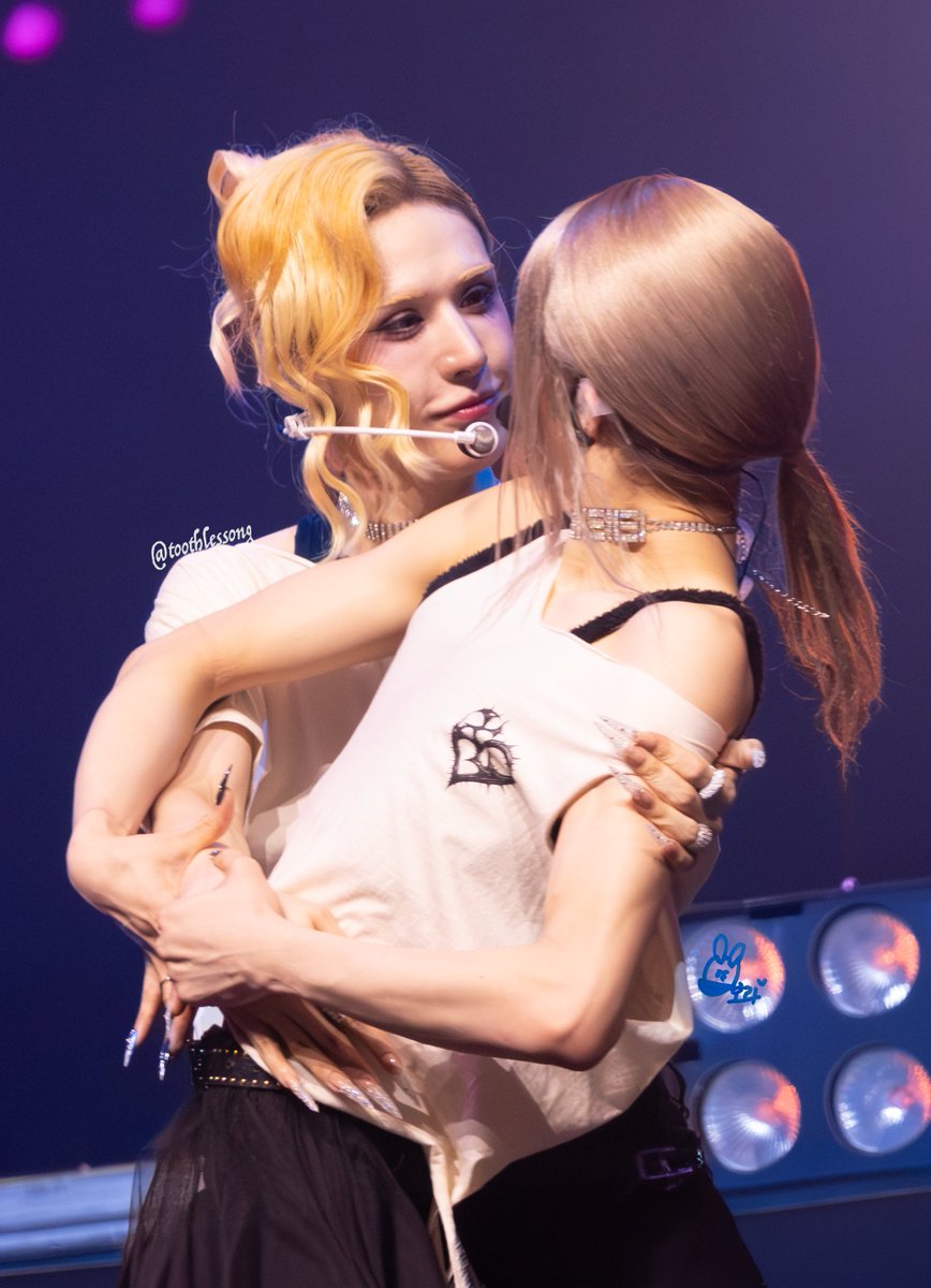 toothlessong's tweet image. 🐰🦋
#XLOV #엑스러브 #WUMUTI #RUI #XLOVinParis #XLOVEuropeTour