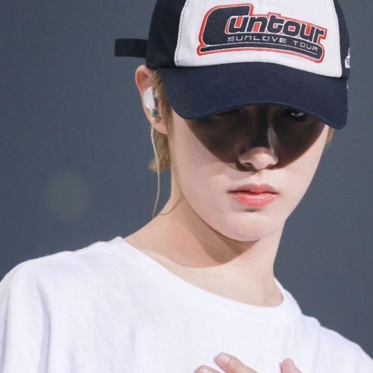 renjun too handsome to handle 😭