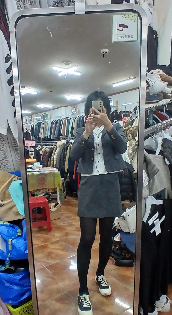 이제 드디어! 다음달이면 다시 교복으로!
사진은 재탕...업을 요즘 못해서 재탕이라도....😢