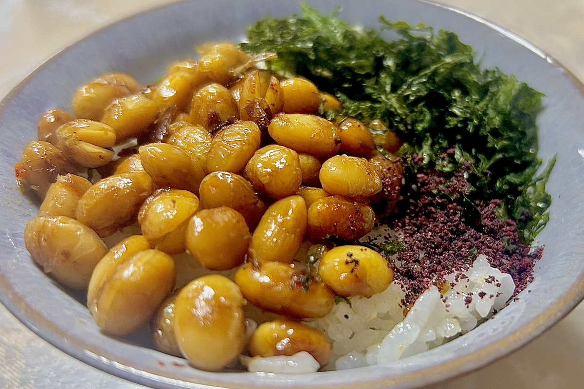 今夜は大豆の甘辛煮を作りました。なばたけ農場さんの無農薬大豆、森田醤油さんの減塩醤油、北海道産の甜菜糖を使用。炊き立てのご飯にかけて頂くと箸が止まらなくなります。これに加用物産さんの青さ入りつまみ海苔と創健社さんのしそもみじを加えて二回戦へ。破壊される満腹中枢🍚
#おうちごはん
