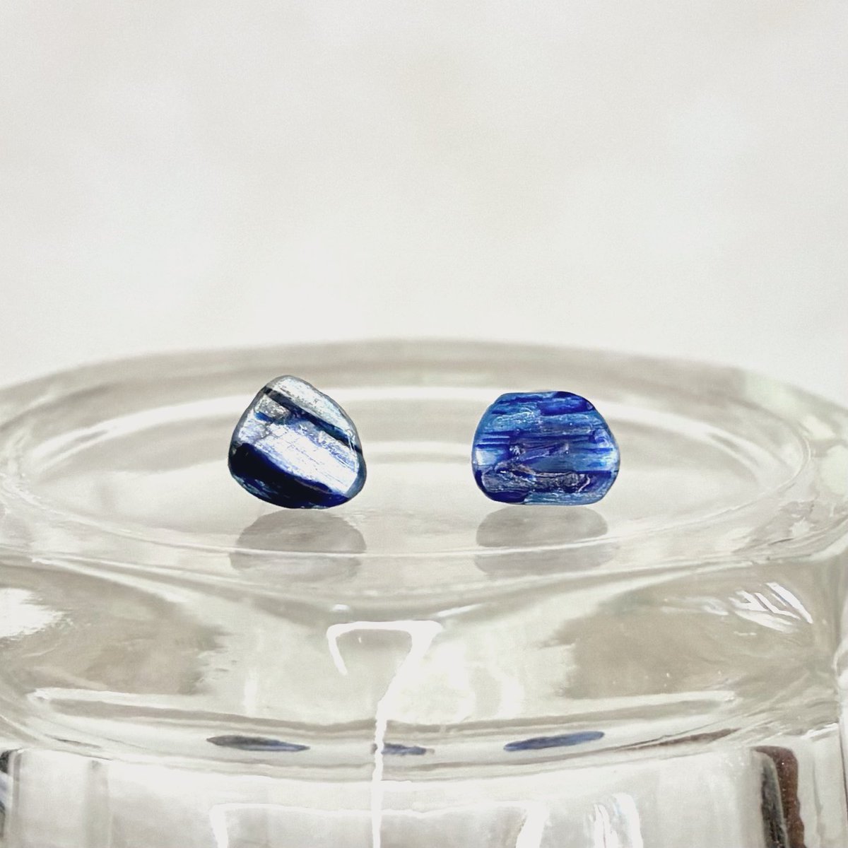 カイヤナイトの1粒ピアス💎

片方はブラック強め、片方はブルー強め！

ブラック強めの方は光の角度で輝き強めです*ˊᵕˋ*

🛒creema
creema.jp/item/20453947/…