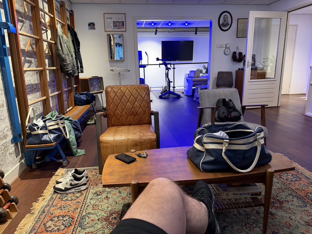 joskeijsper's tweet image. M'n bovenbeen is zo goed als hersteld van de low kick van vorige week dus ik zit weer te wachten totdat ik naar beneden mag. Uurtje knallen! #personaltraining #trosfit #Alkmaar #blijvenbewegen #parkinson