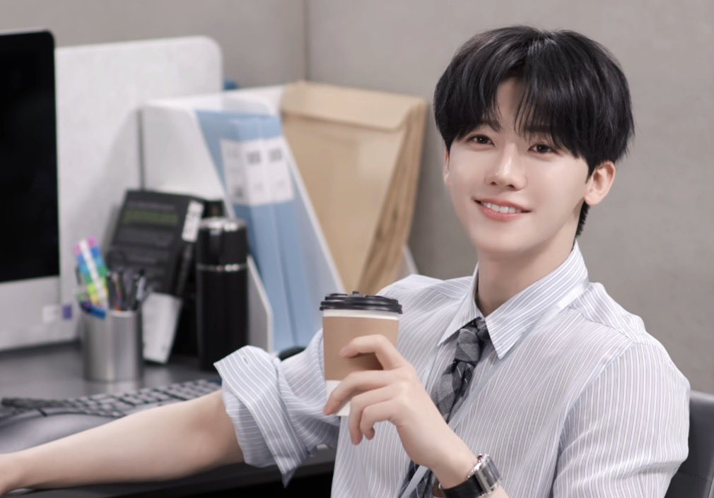 ไอพวกหน้าตาดีๆ ยิ้มหวานๆแบบนี้ ชอบของานด่วน ยิ้มหวานใส่แล้วบอกผมขอภายวันนี้ได้มั้ยครับพี่ พอดีผมต้องรีบนิดนึง จะโกดก้โกดไม่ลง เพราะหล่อ