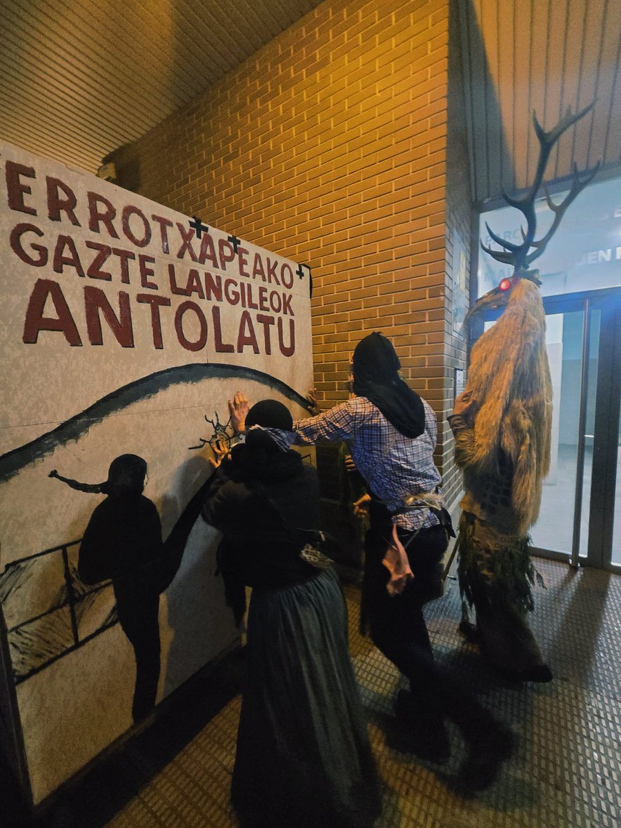 Arriasko's tweet photo. GORA ERROTXAPEAKO HERRI INAUTERIAK!👁️🔥

Milaesker hilabete hauetan auzolanetan eta prestakuntzan egon zareten guztioi. Eguraldiak ez zigun irabazi, gogoak baizik!

Hurrengo urtera arte! https://t.co/GWRcHdGPAC