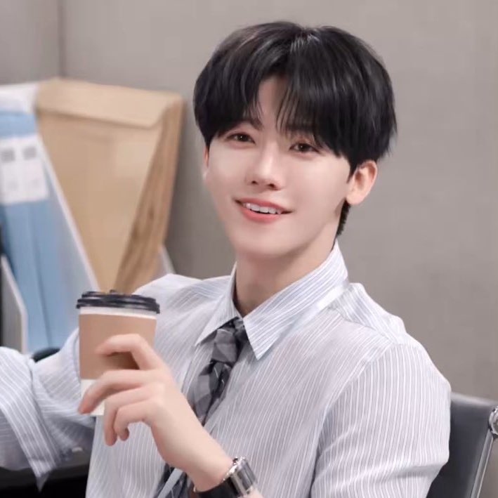 “ เด็กมาเก้ตติ้งปี 4 คนนั้นโตมากลายเป็น first jobber สุดหล่อในออฟฟิศใจกลางสาธรวันนี้ <3 ”