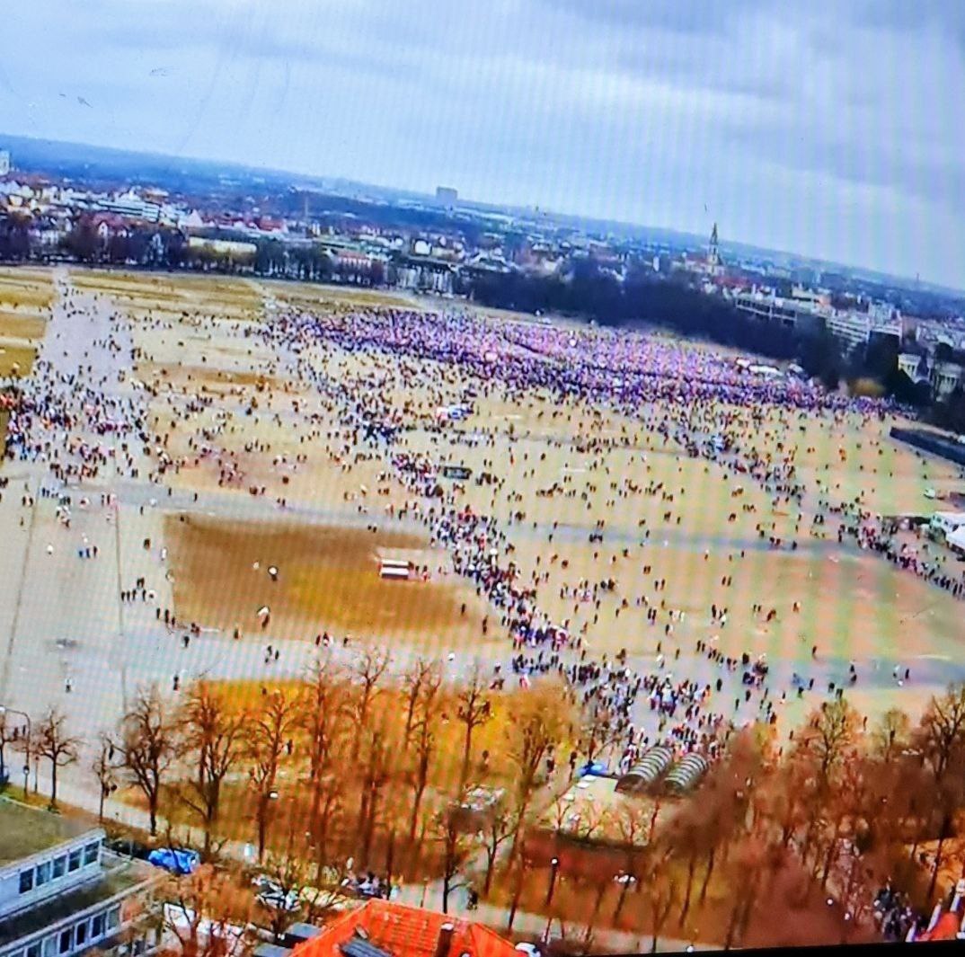 از من میخوان باور کنم این جمعیت ۳۰۰ هزار نفره وگرنه طرفدار ج‌ا محسوب میشم. پفیوز من بیست سال درس نخوندم و شونصد واحد ریاضیات پاس نکردم که اینو ۳۰۰ هزار نفر ببینم.

کور شوم، لال شوم، کر شوم
لیک محال است [مثل شما] خر شوم