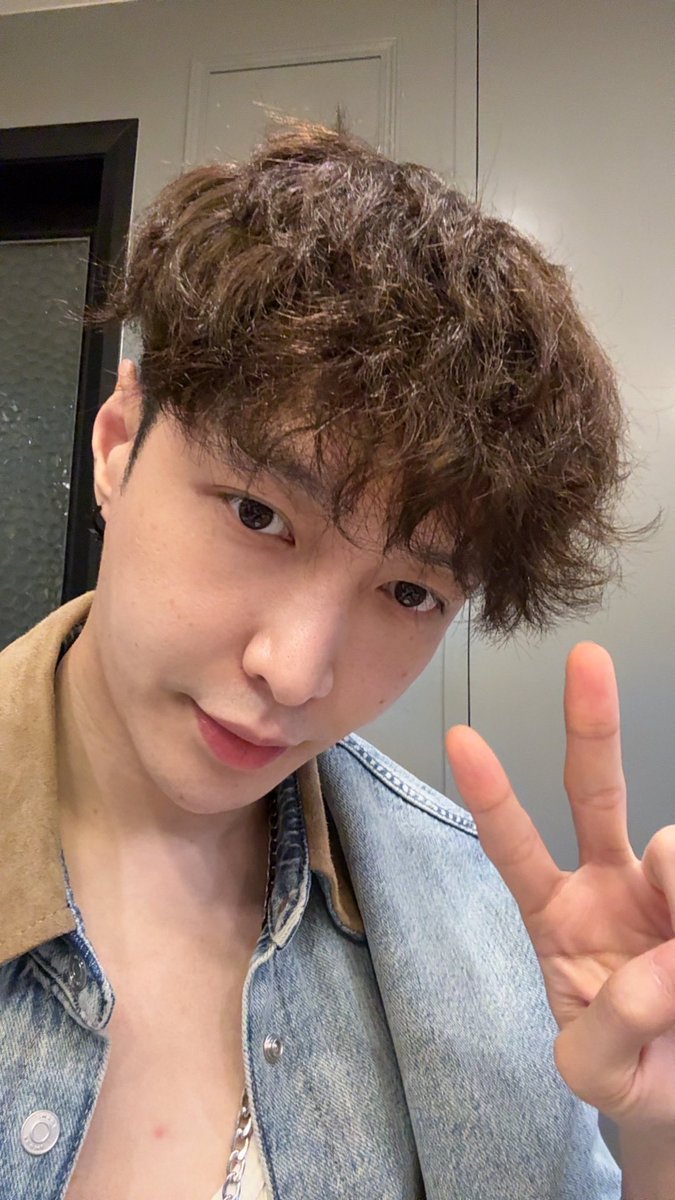 layzhang's tweet image. Time for New Year’s Eve Dinner! Happy Chinese New Year!