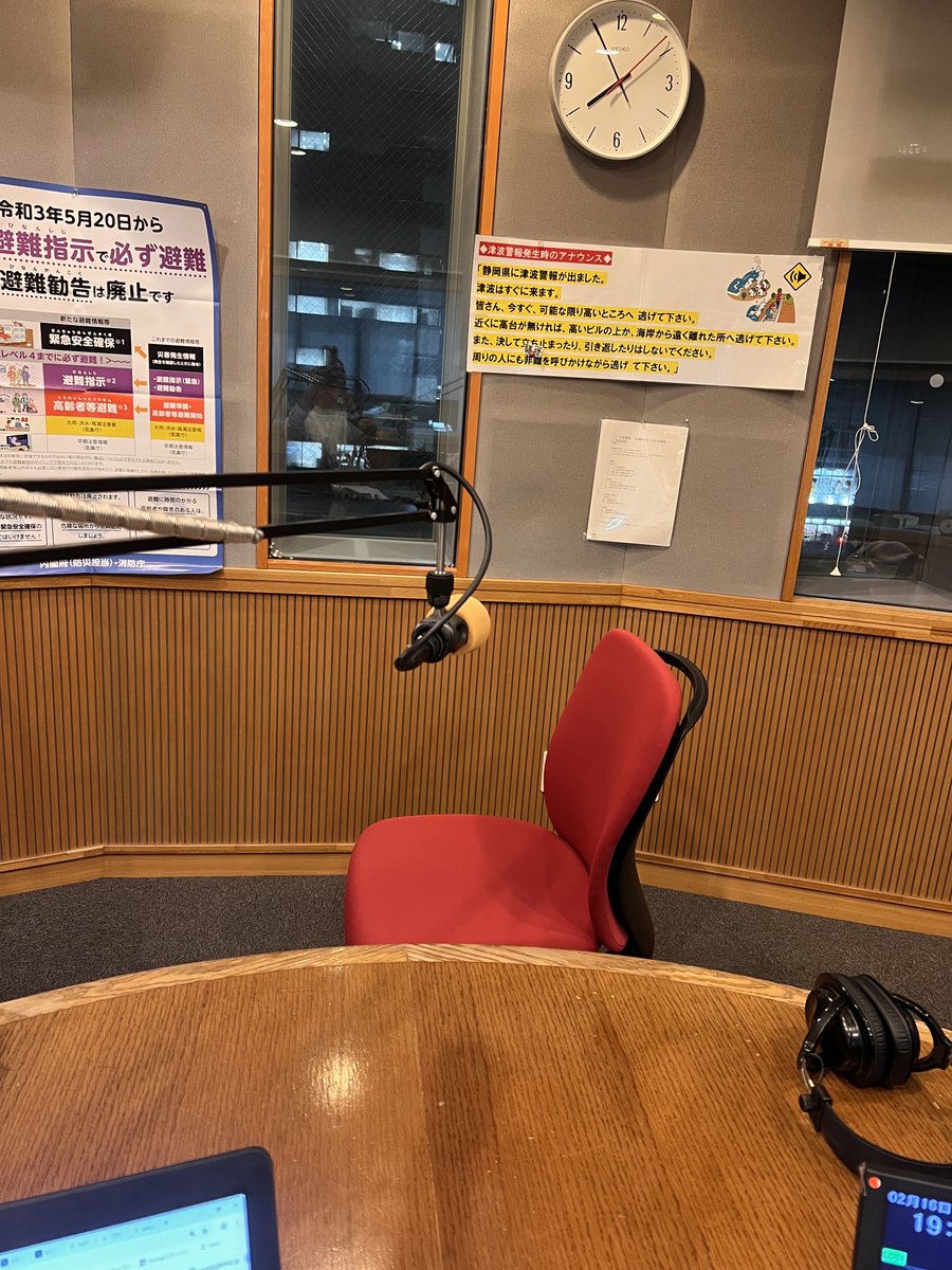 Roni_radio's tweet image. こちらが先ほどまで 
#小林太郎 ⁦@TARO_KOBAYASHI⁩ さんが座っていた椅子。
まだ存在を感じるというか、椅子が喋り出しそうな、歌い出しそうなアートな趣。
これが「アーティスト」ということなのですね。よき時間でした♡

#rootsradio
#kmix