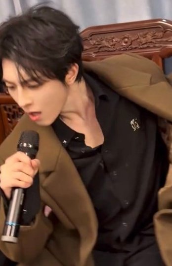 ชีใส่เสื้อผัวอีกละ!