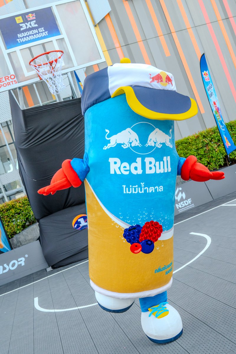 บาสก็เดือด บูธก็คึกคัก! 🔥🏀
เก็บตกภาพความสนุกจากนครศรีฯ

งานนี้มีพี่น้องเรดป๋องฟ้า กลิ่นซัมเมอร์เบอร์รี่ ประจำการที่บูธ Red Bull พร้อมพร็อพถ่ายรูปแน่น ๆ และแบมแบมสแตนดี้ที่หล่อทะลุแดด! 😎🐍

แวะมาเติมพลังความสดชื่นกันได้ตลอดงานนะค้าบ สถานีต่อไปเจอกัน!
📅 21-22 ก.พ. | เซ็นทรัล