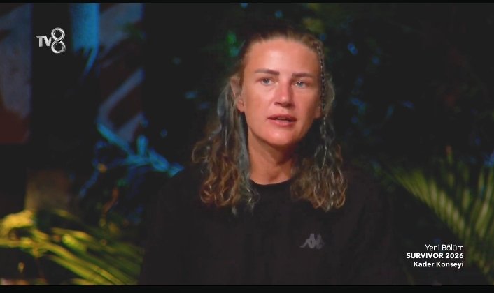 #MeryemBoz
Kimseyi kırmadan,ağız dalaşına girmeden kavgasız,gürültüsüz bir survivor olarak girdiği yarışmada aynı naifliğiyle sessizce gitti.
Arkadaşlarıyla vedalaştı,mavi takıma başarılar diledi el salladı mavi takım dileğe o kadar uzaktı ki,onların adına ben utandım.
#Survivor