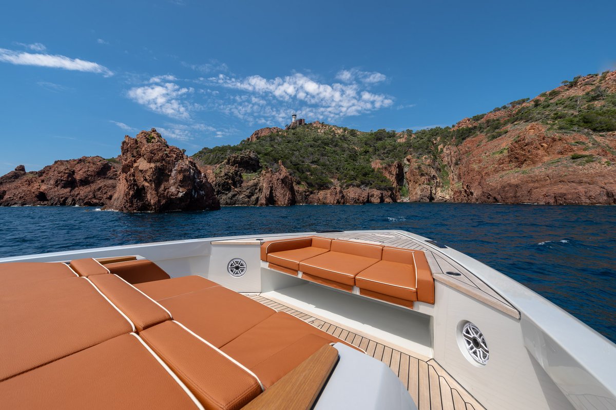 Moored between warm stone and open blue.

The wildest details? Just one click here: wilder-yachts.com

#WiLder60 #WiLderByWider #WiderCentroStile