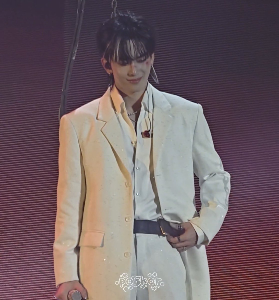 เพิร์ธแซนต้าพฤติกรรมแฟนมากกก พี่เพิร์ธอยู่ในหลุมรอขึ้นสเตจต่อไป นั่งดูแจสเปอร์ร้องแอบรักไม่ทำให้ใครตาย แฟนครับบัตรวีไอพีเชียร์จากเวทีมากเด้ แล้วพอร้องจบน้องต้ามองลงมายักคิ้วยิ้มให้พี่ เป็นไงหนูเก่งมั้ยเบ้บ พวกฮีอยู่ในสายตากันและกัน ให้กำลังใจกันตลอดเลยอะ เป็นแล้วปะ 😭😭😭😭