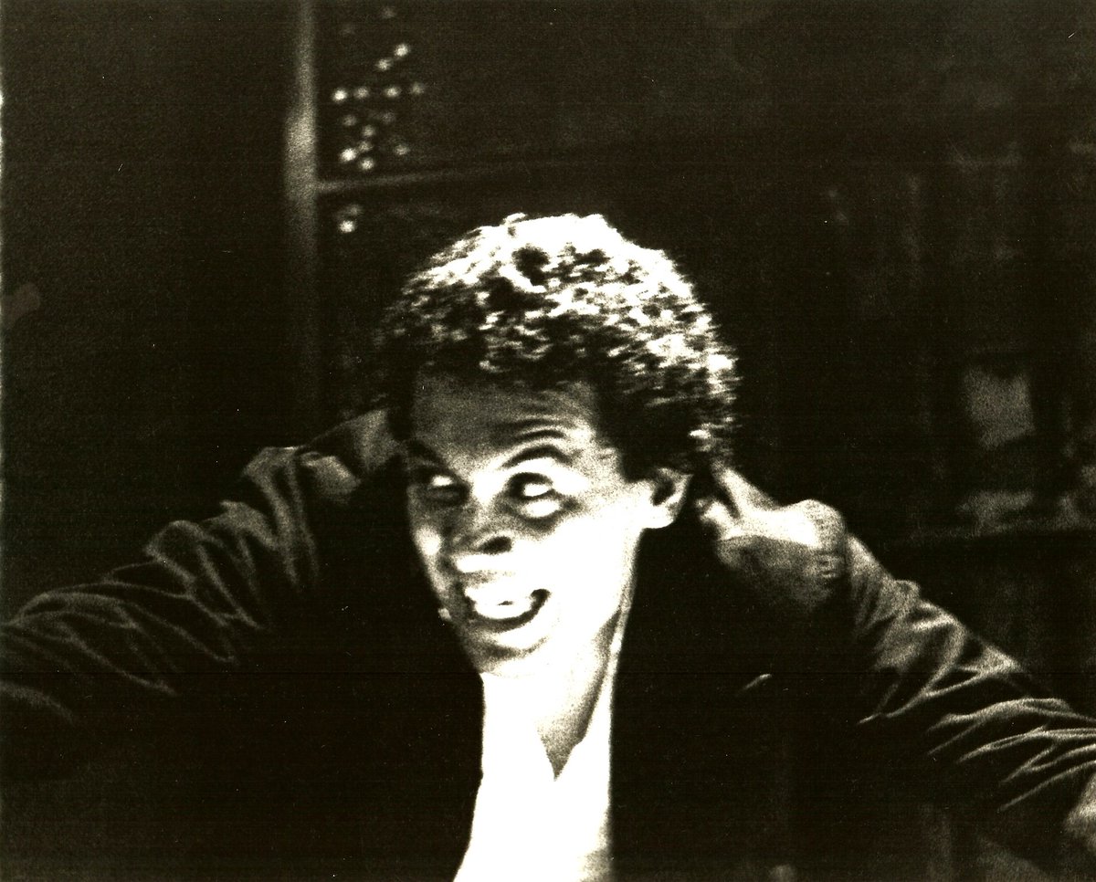 “El teatro se lleva la vida por delante, porque si uno viviera como lo hace el actor en el teatro, uno viviera de verdad (…)”
Francisco “Pancho” Salazar

Desde  TET lo recordamos y honramos su paso por nuestro teatro y el legado que aún hoy sigue resonando.
Vuela alto, Pacho
✨