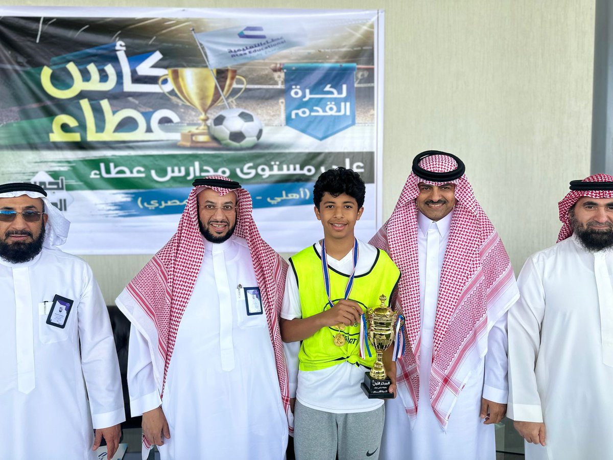 بهمة وإصرار حقق طلاب متوسطة الرواد بالازدهار المركز الأول في دوري كرة القدم على مستوى شركة عطاء. 
بقيادة معلم التربية البدنية الأستاذ/ أحمد فرحات.