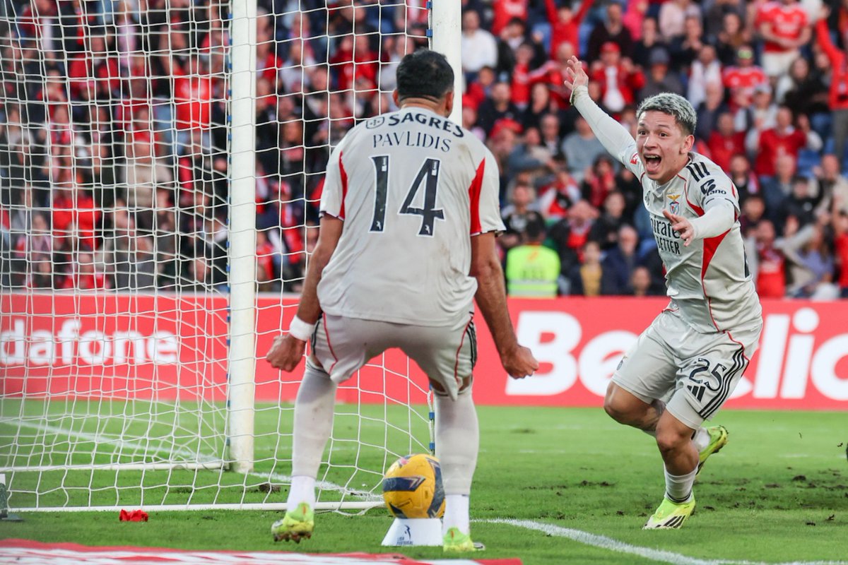 Santa Clara 1-2 Benfica. Destaques?
Comenta no fórum serbenfiquista.com