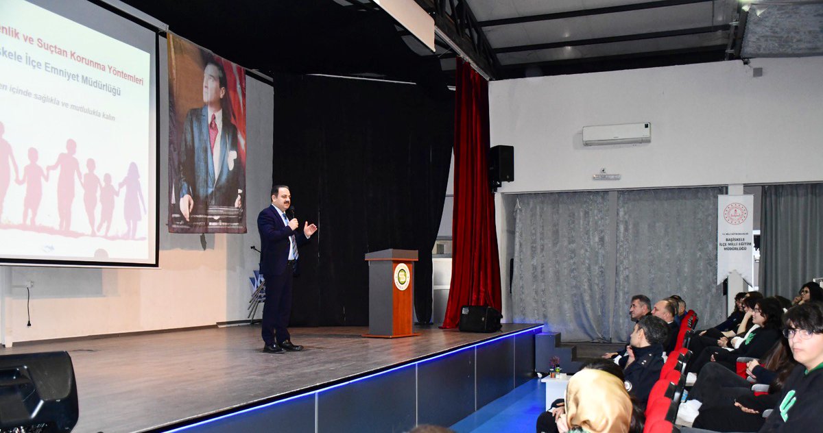 tcbasiskele's tweet photo. “Bilinçli Gençler Güvenli Yarınlar Projesi” kapsamında, Başiskele Servetiye Cephesi Anadolu Lisesi öğrencilerine yönelik düzenlenen bilgilendirme programına Kaymakamımız Dr. Soner ŞENEL katılım sağladı. https://t.co/9TuMfdNYga