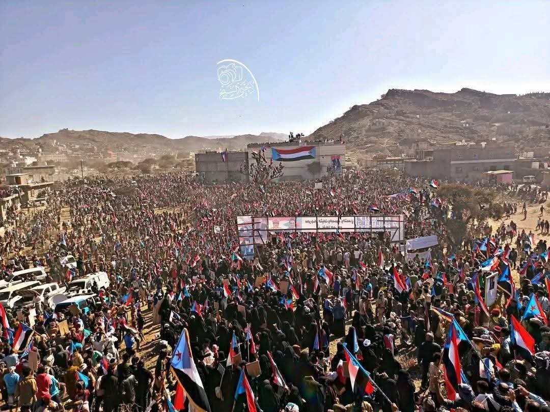 رسالة أخرى جديدة من الجنوب

رسالة الشعب الجنوبي تتردد في مدنه من المهرة إلى حضرموت إلى شبوة إلى أبين وعدن والضالع:
أيها اليمنيون، كفّوا عن دسّ أنوفكم في الشأن الجنوبي، وارفعوا أيديكم عن العبث بقضايا الجنوب وأهله.
الجنوب ليس ساحةً لتصفية حساباتكم، ولا مخرجًا لأزماتكم.
الجنوبيون