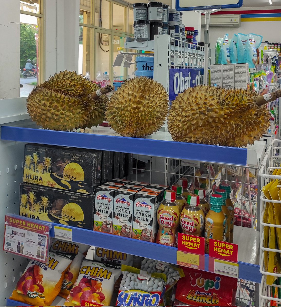 danielvarez19's tweet photo. @neolunarq Regular indomaret near my house also got durian. Below it are dates. https://t.co/7hUnIjSTsG