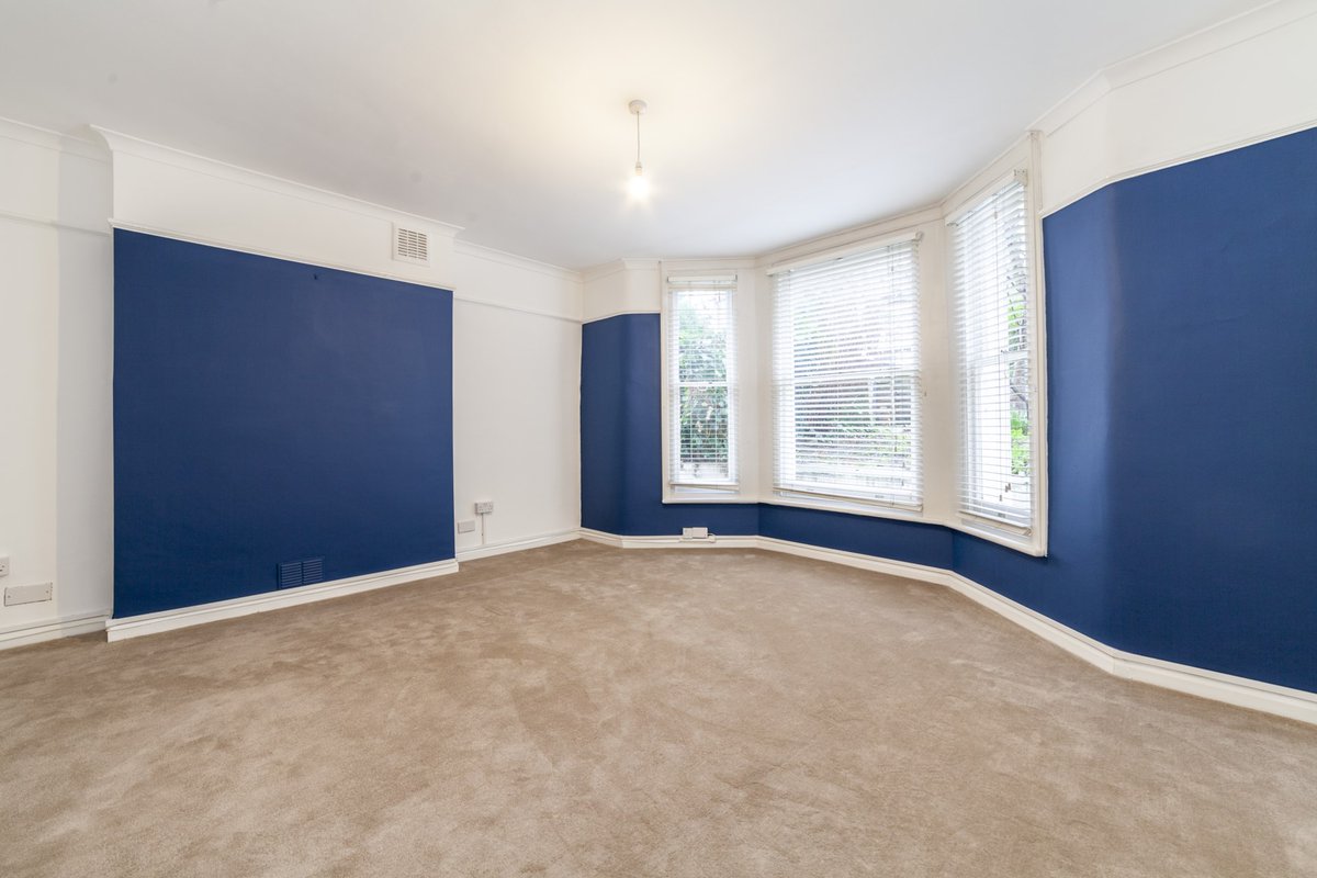 OliverBurnRes's tweet photo. To Let - Josephine Avenue, SW2
Beautiful 2 double bed lower ground floor flat with study &amp; private garden 🌿

🛏 2 double bedrooms
💻 Study/home office
🛋 Large living/dining room
🍳 Modern separate kitchen
🛁 Contemporary bathroom

Unfurnished. Available 22 April 2026. https://t.co/Zfdz0LbtLh