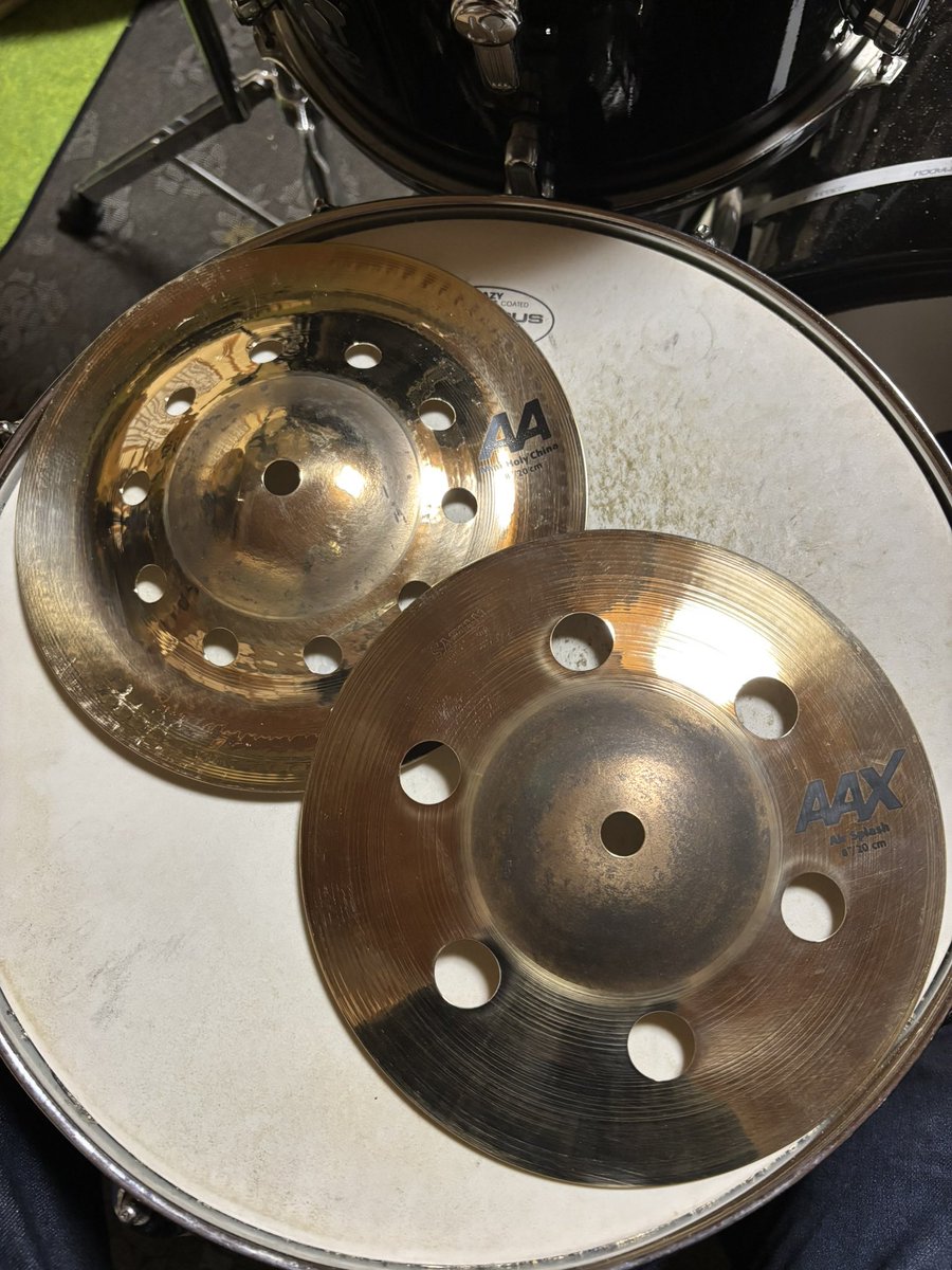 スタック用に買ってしもた。。。 穴開きの8インチは良い音なりそう