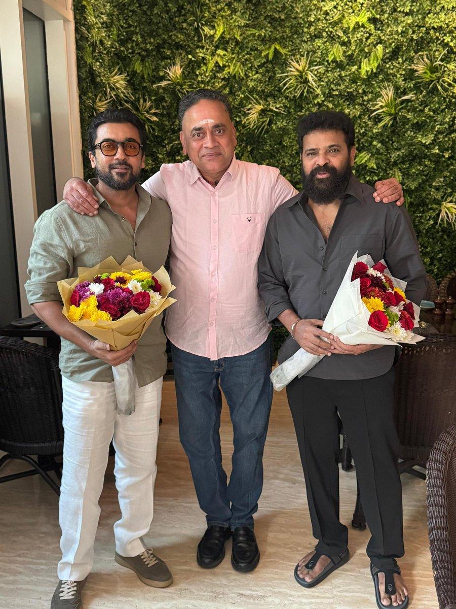 TheAuteur_Media's tweet photo. Timeless. Magical. Unforgettable.
Team #MounamPesiyathey celebrates the phenomenal success of the re-release! ✨❤️
#MounamPesiyatheyRunningSuccessfully
#AparajeethFilms @swamahiman @directorameer @Suriya_offl #Laila @trishtrashers @thisisysr @ramji_ragebe1 #Rajeevan @onlynikil https://t.co/1w3BDaueDG