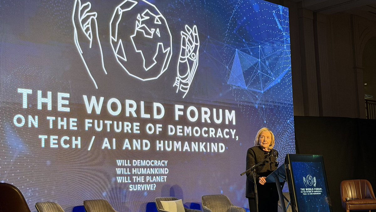 rwang0's tweet photo. MyPOV: The World Forum keynote speaker @HillaryClinton takes stage #Worldforum https://t.co/5JeKabIWSe