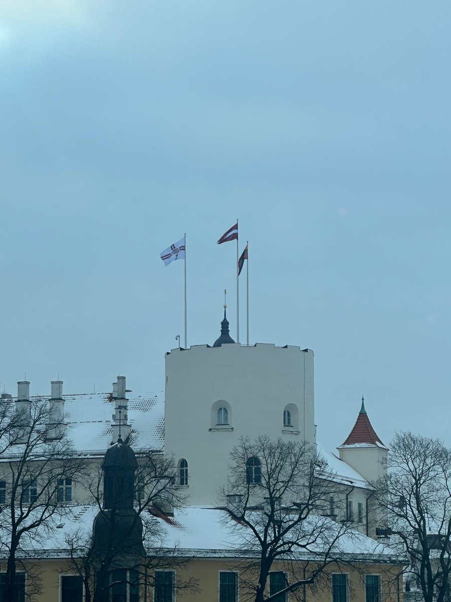 Šodien virs Rīgas pils plīvo arī Lietuvas karogs. Sveicam jūs Neatkarības dienā, draugi 🇱🇹 🫶🇱🇻! 

Nuoširdžiai sveikiname su Lietuvos valstybės atkūrimo diena! Tegul laisvės dvasia stiprina mus visus.

#Lietuva