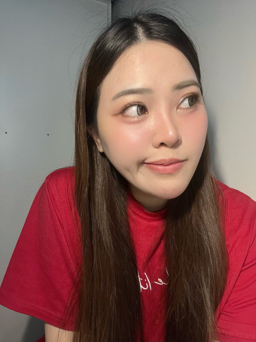 นี่ชอบมาส์กของ #Herhyness มาก พอเค้าออก รองพื้นกันแดด มาใหม่อะ ไม่ลองได้ไง นี่ชอบความเนื้อแมตต์ลื่นๆ เกลี่ยง่าย เบาแนบไปกับผิว เรื่องปกปิดก็ปกปิดระดับนึงเลย มันดีอะไปลองๆๆๆ