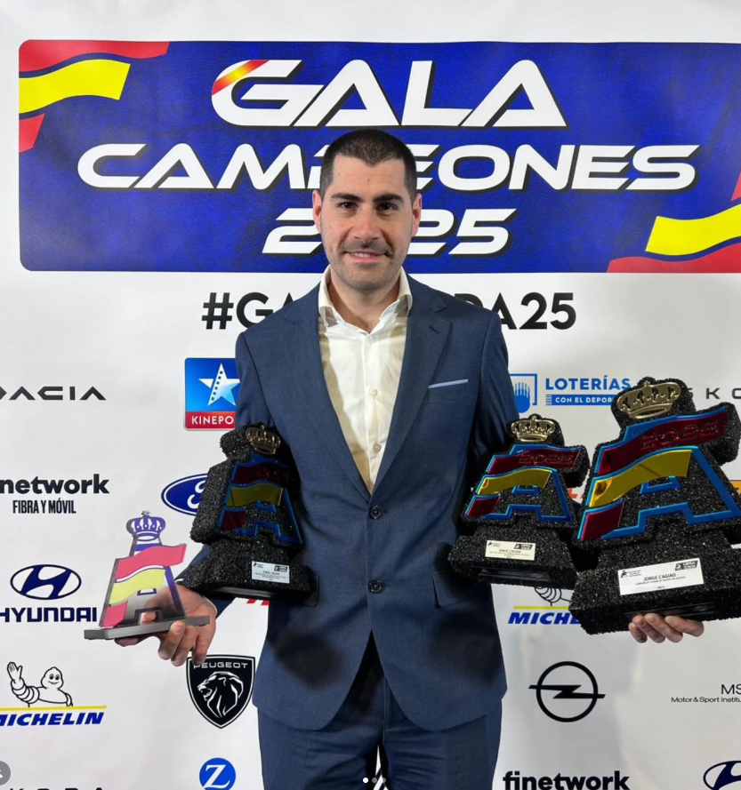 ¿Por qué le dan estos trofeos a Jorge Cagiao?

Si a mí me decían que el Alpine era un avión, que se los den al coche no?