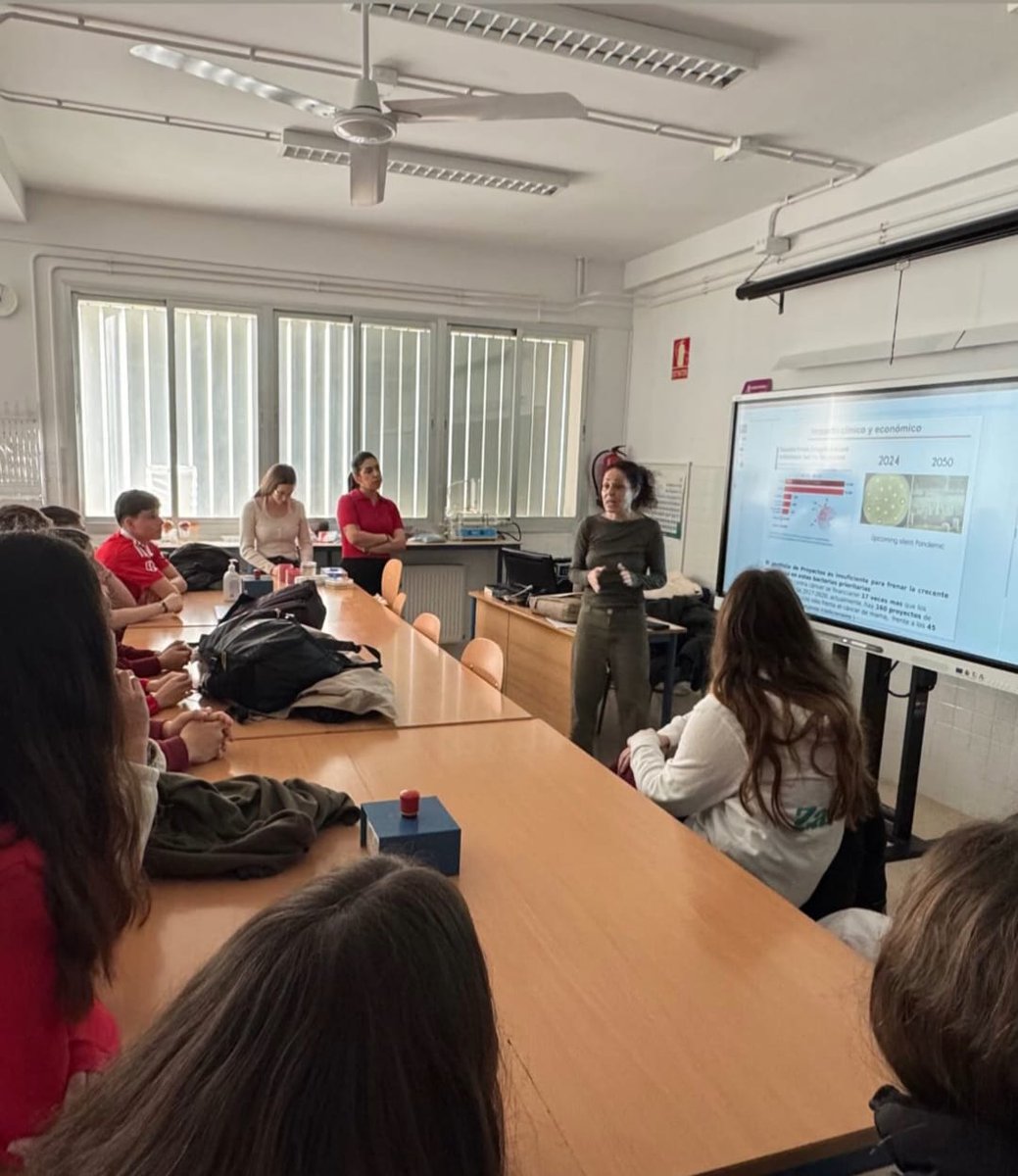 ibis_sevilla's tweet photo. 🟠SCIENCE |

Nuestras investigadoras Lucía Ceballos, María Eugenia Pachón y Pilar Sánchez estuvieron la semana pasada en el IES Ítaca de Tomares (Sevilla), acercando a l@s más jóvenes la investigación sobre resistencias microbianas. https://t.co/is9zcQx3VZ