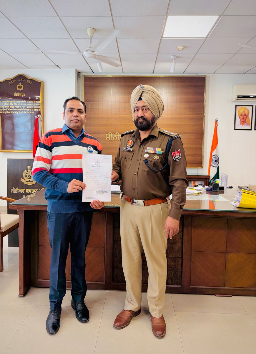 Ferozepurpolice's tweet photo. Honoring Commitment to Road Safety! 🚔👏

SSP Ferozepur presented First Class Police Commendation Certificates, awarded by the DGP Punjab, to the dedicated members of Mayank Foundation for their outstanding efforts in promoting road safety. https://t.co/doBJeUCdSv