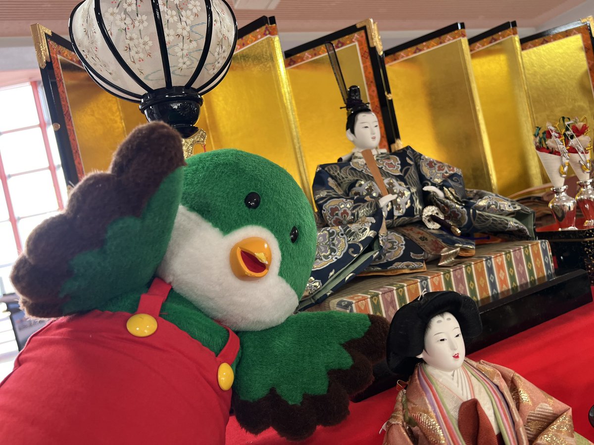 すがまプラザ交流センターでは雛壇が飾られただいまひなまつりが開催中です🎎
気分はすっかり春ですねとクックちゃんは申しております🌞  #福島県 #玉川村 #マスコットキャラクター #ご当地キャラ #地域交流 #フォトスポット