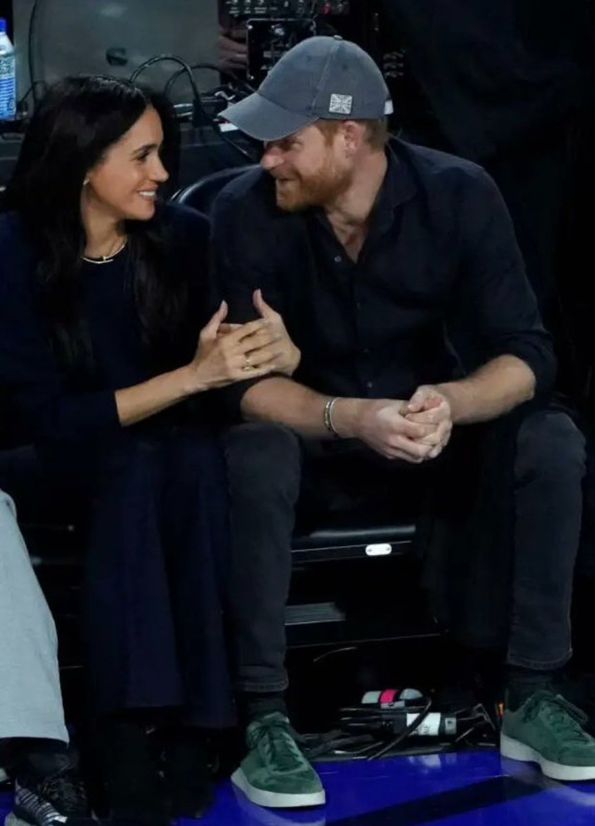 These lovers were out yesterday...looking goooood.

I love it so much. 😍 😍