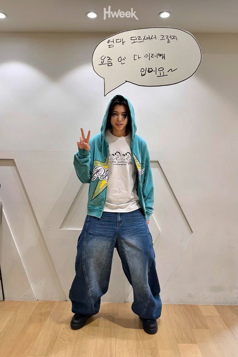 hicloudysummer's tweet image. louis and his typo😭 it's okay he's going to start school this month