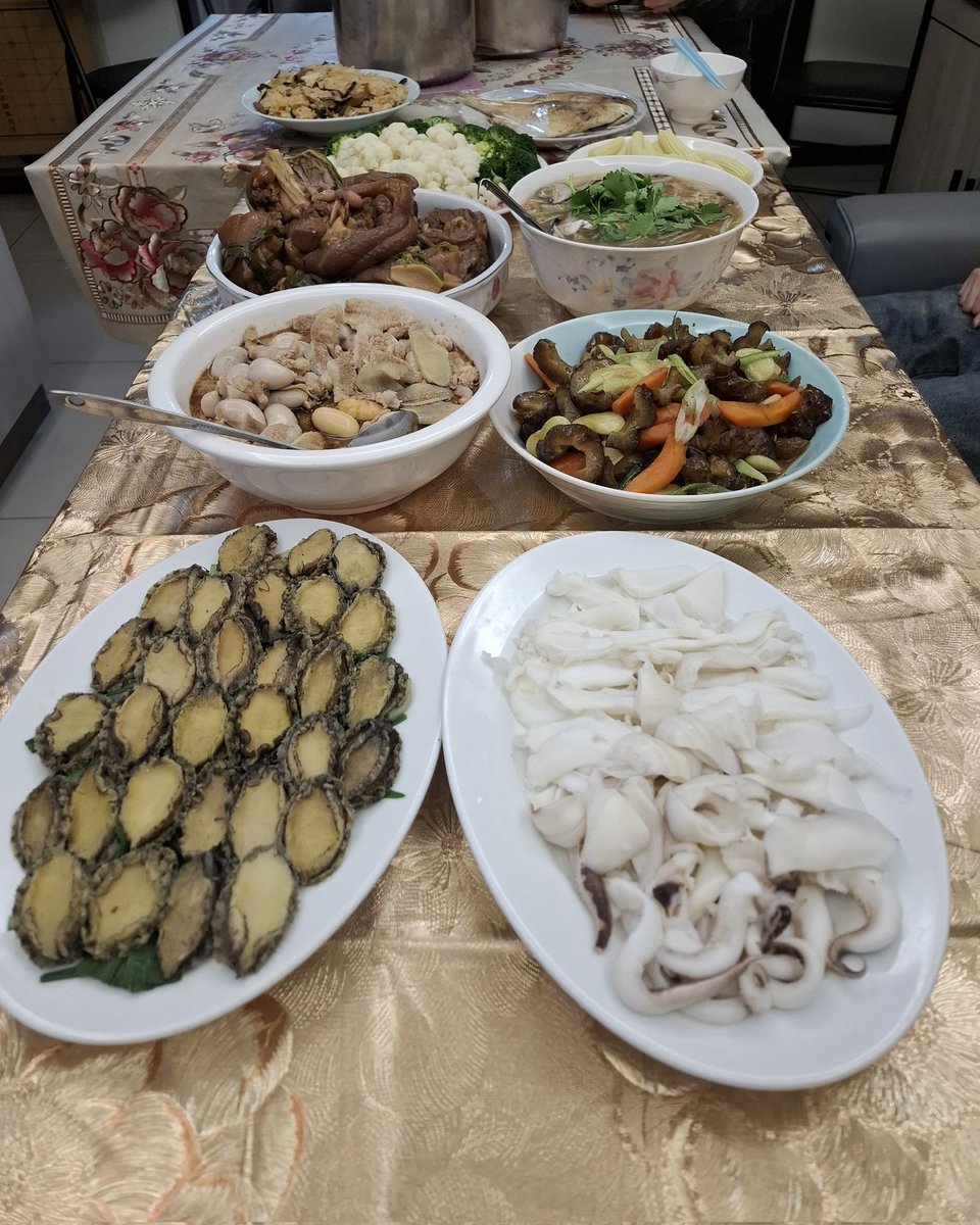 Wui0925's tweet photo. 一起吃年菜！大家新年快樂！！ https://t.co/gdOGoDODPy
