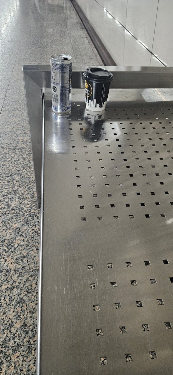 Metro da her  oturma bankına  bırakılan çöpler , yazı bukadar. 
Hiç mi utanmıyorsunuz?
Başkasının ne dediği yada ne düşündüğünden ziyade öz saygısını yitirmiş bir toplum ile iç içe yaşamak içler acısı.