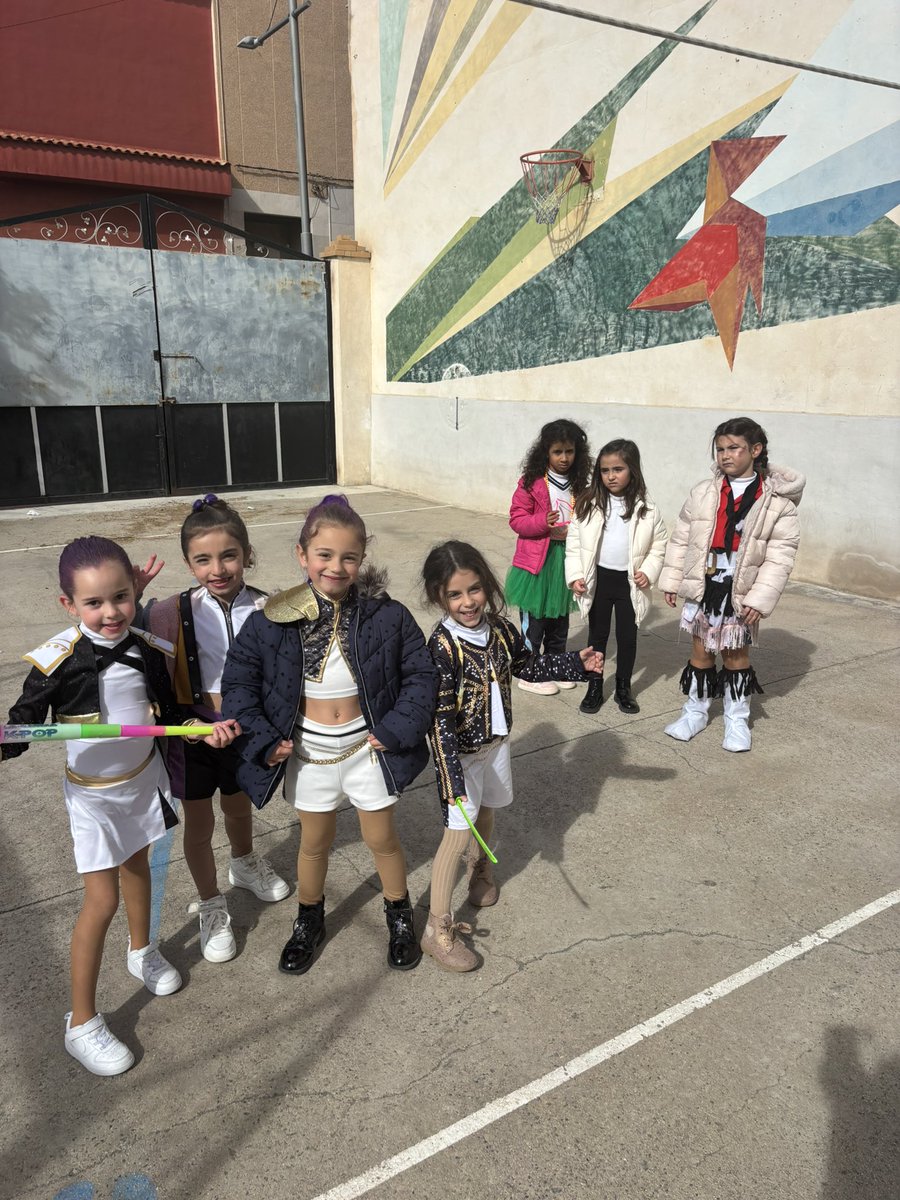 milagrosablanca's tweet photo. 🎉🎭 ¡Así vivimos el Carnaval en el cole!
Entre 🎶 bingo musical, 🎨 pintacaras y 🤹‍♀️ juegos llenos de risas, compartimos una jornada increíble llena de alegría y diversión.
¡Gracias a todos por hacerlo tan especial! 💛

#colegiosHHCC #educacionvicenciana https://t.co/gUpScMCDIC