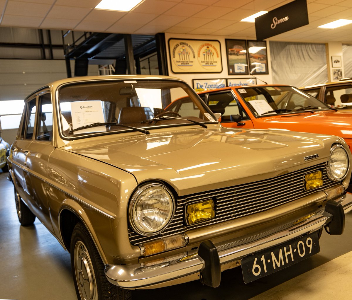 LooijengoedWim's tweet image. Deze #Simca 1100 stond in onze jeugd op elke hoek van de straat: 2,16 mln!
Vond ze toen zo lelijk!
Nu merk ik hoe bijzonder de Simca is t.o.v. de stugge, knoestige Duitsers als de Kever en de Golf.
Ruimer, comfortabeler, goedkoper, halfautomaat!
@BNRpetrolheads #VisscherClasique