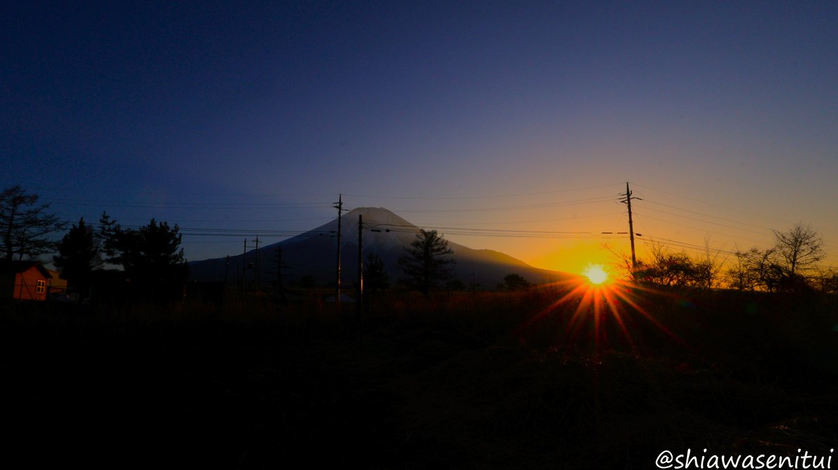 淡い日暮れ空。
ひたすら歩いた。目的地に着く前に日が沈みかけ、慌ててシャッターを切った。自衛隊北富士演習場入口付近。
#富士山 #MtFuji #ｷﾘﾄﾘｾｶｲ 2026/2/15 17:00
I just kept walking.
The sun was setting before I reached my destination, so I quickly took a photo. Near the