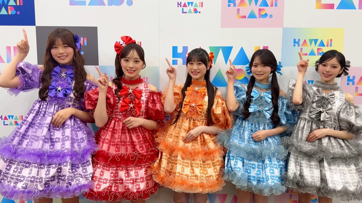 ✨🎬コメント公開中🎬✨

#カワラボ4周年おめでとう X特設ページで
アルバムにまつわるエピソードを公開📝
x.com/i/events/20188…

🧡#新井心菜 🩵#高梨ゆな 🩶#中山こはく
💜#萩田そら ❤️#山本るしあ が
収録楽曲でお気に入りなのは…

オーディションの合宿で披露した
印象深いあのデビュー曲🌟